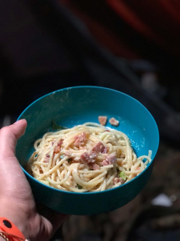 Receita de Acampamento: Espaguete ao molho branco com brócolis e bacon