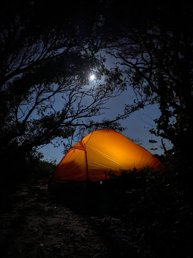 Acampamento Selvagem na Praia dos Ilhéus deserta em Governador Celso Ramos, Santa Catarina